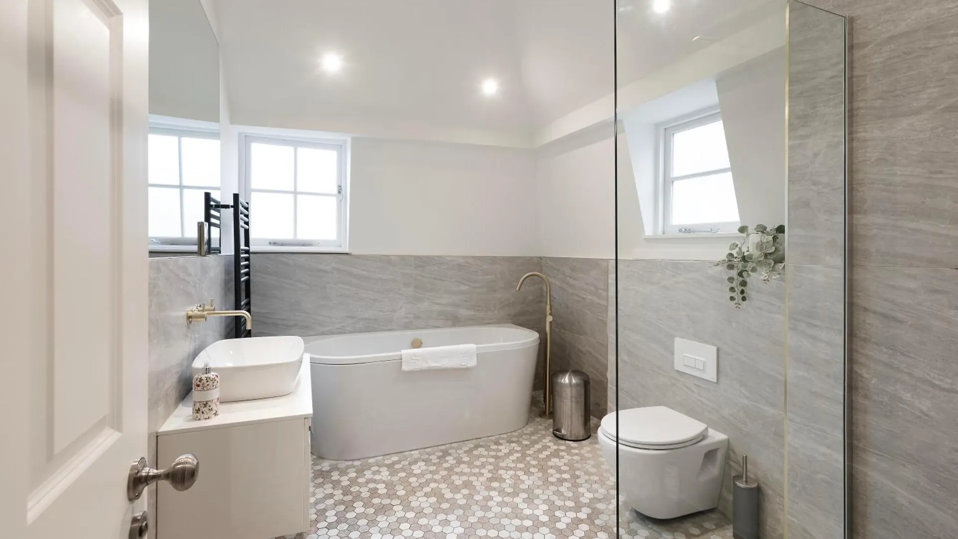 Luxury Home With Terrace In Central Bath Sleeps 10 Holiday home